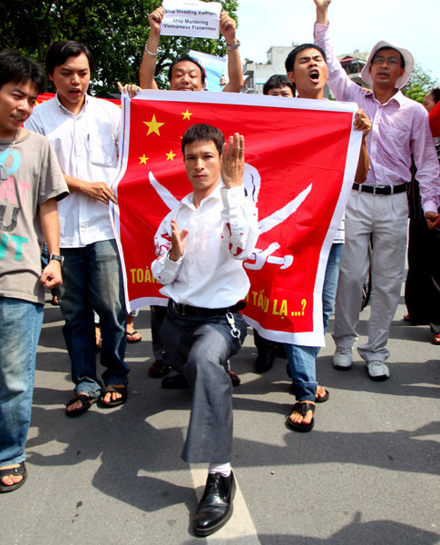 越南连续三周出现反华示威 青年耍武术抗议中国
