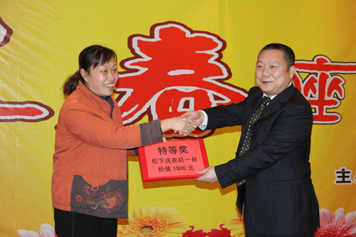 在城中区2010年工商企业迎春座谈会上,区委书记杨义为获奖嘉宾颁奖.JPG