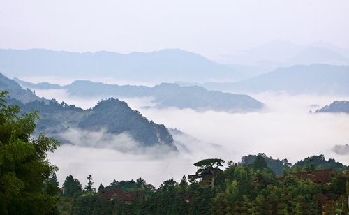 县境内神奇的元宝山,风景如画,曾有野人出没的传闻。.jpg