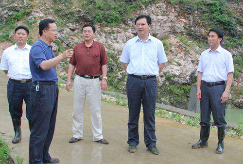 县委书记莫振祖(右二)到中堡苗族乡调研农村基础设施建设工作.jpg