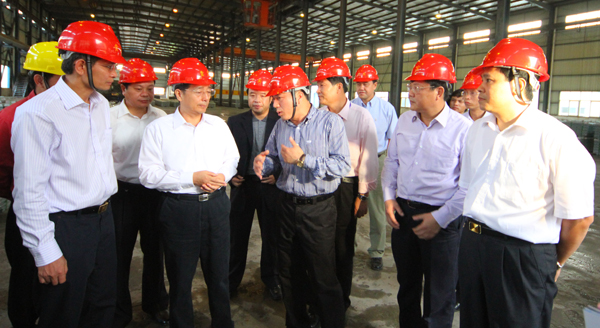 自治区党委郭声琨书记(左三)到南方厂调研技改项目建设.jpg