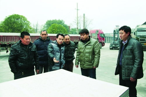 全州镇党委书记张师银(右二),镇长唐基恒(右一)等领导到桂特板业
