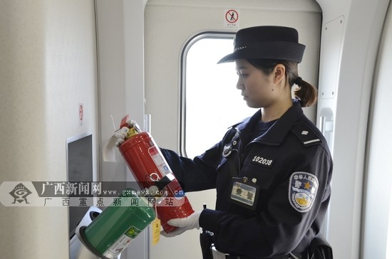 火车站高铁站台上,南宁铁路公安处乘警支队的24岁的女警欧璇穿着制服