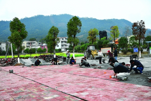 临桂县中庸乡泗林村:抠门村民抠出美丽山村