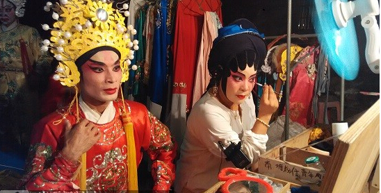 南塘村青年剧团演员在后台精心化妆.jpg