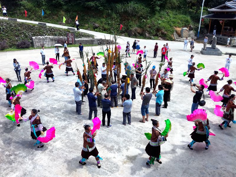 7月26日，在广西融水苗族自治县荣地村归报屯，侗族群众跳起芦笙踩堂舞欢迎采风团的到来.jpg