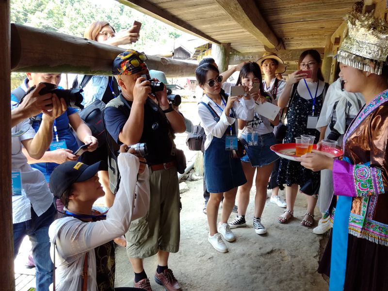 7月26日，在广西融水苗族自治县荣地村大寨，采风团成员们在进行拍摄.jpg