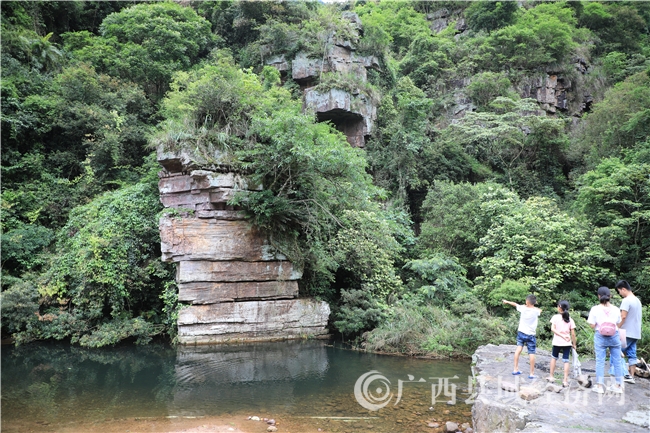 景点景区   5月26日,在蒙山县天书峡谷景区,小朋友在家长的带领下与大