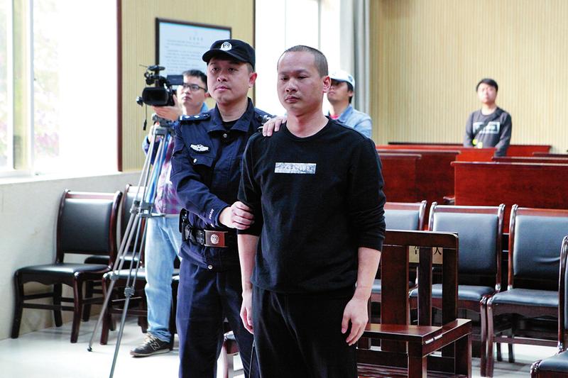 南宁明秀派出所原所长纵容黑社会性质组织和受贿获刑10年
