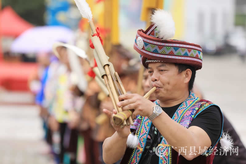融安苗族村寨吹芦笙迎"五一"