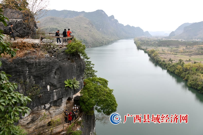 2月27日,几位摄影师在宁明县一个摄影网红打卡点小灵山景区拍摄秀美