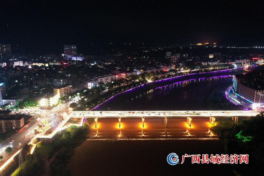图五,9月22日,中秋之夜宁明县城明江两岸灯火辉煌到处呈现出一幅幅美