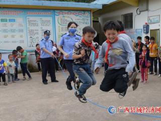 宁明县桐棉边境派出所到米康教学点与师生共庆“六一”